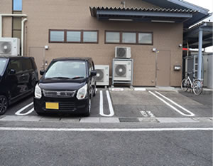 店舗裏駐車スペース